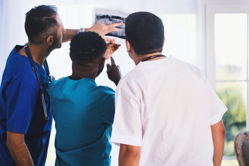 lékaři diagnostikují problém